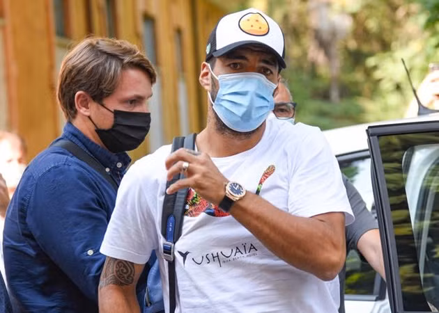  Luis Suarez đang gặp rất nhiều khó khăn vì lùm xùm bên lề sân cỏ.