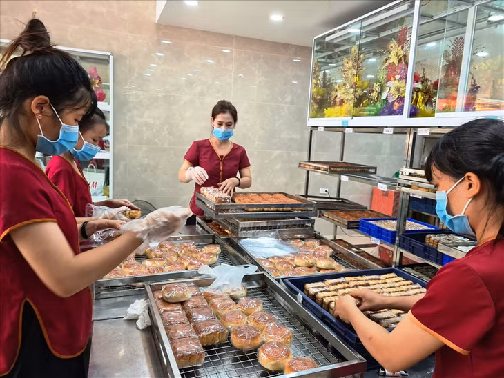Sản xuất bánh trung thu phải theo quy định Tiêu chuẩn Quốc gia. Ảnh: Vũ Long