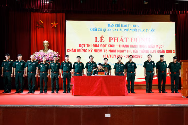 Các cơ quan, đơn vị ký kết giao ước thi đua. 