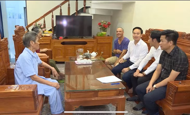 Cán bộ lãnh đạo huyện Vân Đồn, xã Đài Xuyên vận động gia đình ông Phạm Văn Lĩnh, xã Đài Xuyên bàn giao mặt bằng phục vụ thi công dự án cao tốc Vân Đồn - Móng Cái, tháng 7/2020.