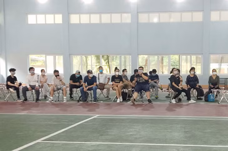 Các công dân về từ Mỹ qua Cảng hàng không quốc tế Vân Đồn thực hiện cách ly tại Trung đoàn 244.