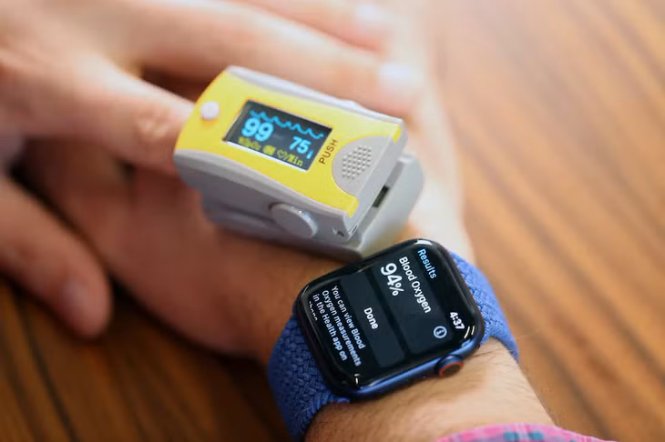 Kết quả đo SpO2 từ Apple Watch Series 6 và thiết bị chuyên dụng chênh lệch lớn. Ảnh: TWP