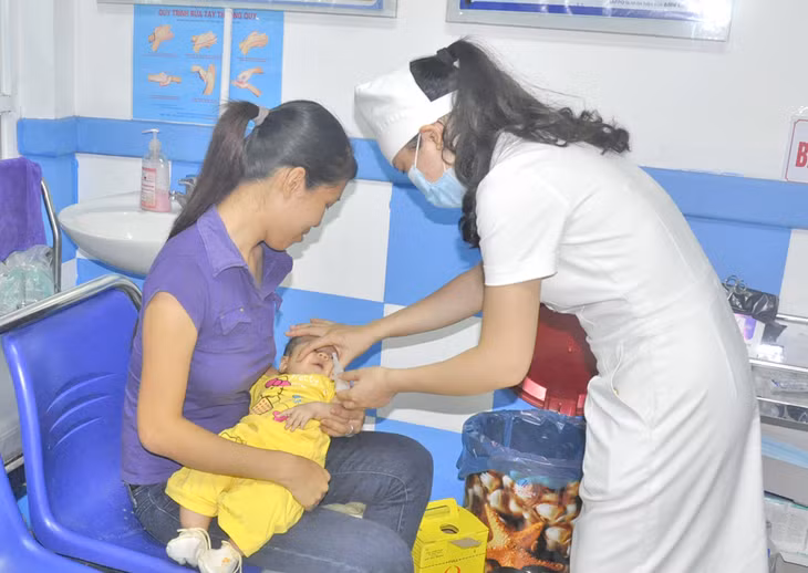 Cho trẻ uống vaccine phòng bệnh bại liệt tại Phòng tiêm Safpo, CDC Quảng Ninh.