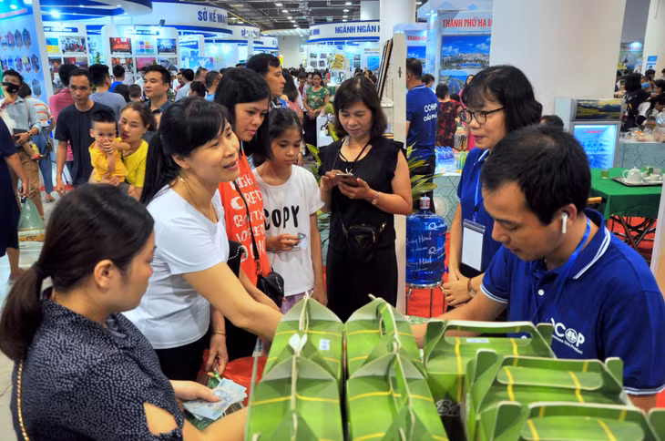 Khu trưng bày các sản phẩm OCOP với 92 gian hàng, giới thiệu và bán 181 mặt hàng OCOP đạt từ 3 đến 5 sao của Quảng Ninh thu hút rất đông người dân và du khách tham quan, mua sắm.