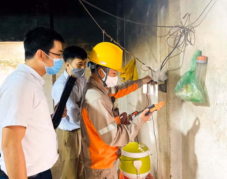 Đoàn công tác của Sở Công Thương kiểm tra điện áp cho các hộ dân tại huyện Đầm Hà, một trong những khu vực có chất lượng điện áp thấp.