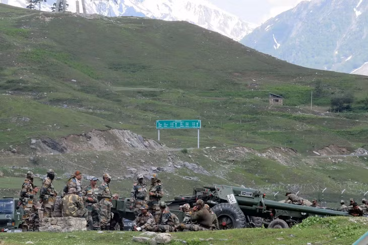 Binh lính Ấn Độ trên đường tới Ladakh, gần Baltal, phía đông nam Srinagar ngày 16/6/2020. Ảnh: Reuters