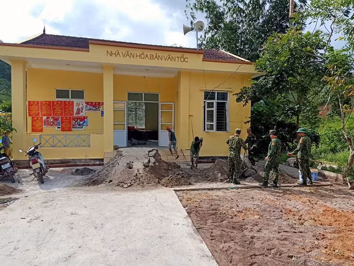 Cán bộ, chiến sỹ Đồn Biên phòng Quảng Đức giúp nhân dân bản Vắn Tốc, xã Quảng Đức sửa chữa nhà văn hóa của bản.