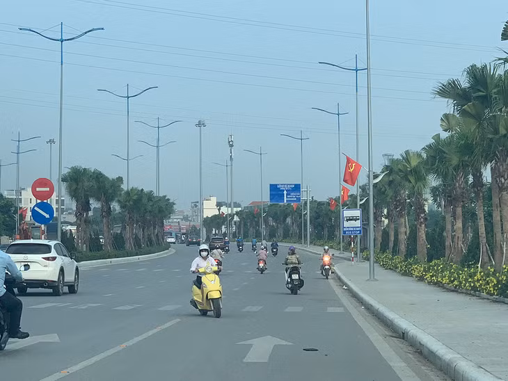 Bất cấp nguy hiểm người dân sẵn sàng đi ngược chiều để vào KCN Cái Lân. Ảnh chụp ngày 6/9. 