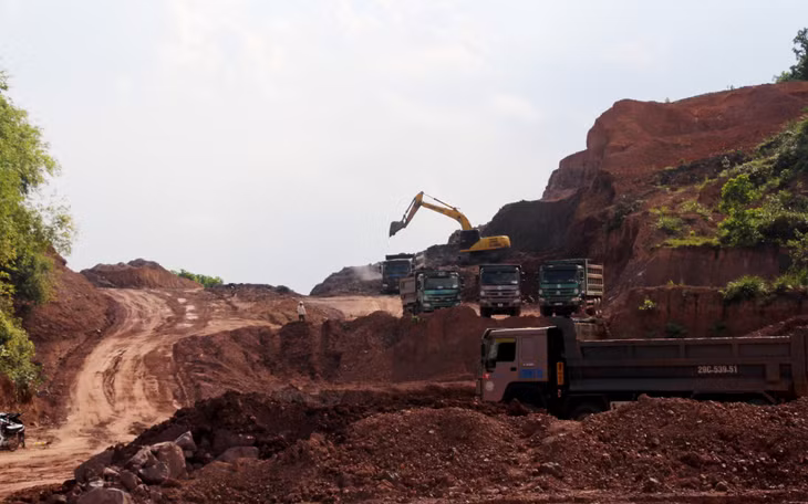 Đơn vị thi công đang thi công dự án cao tốc Vân Đồn - Móng Cái, tháng 7/2020.
