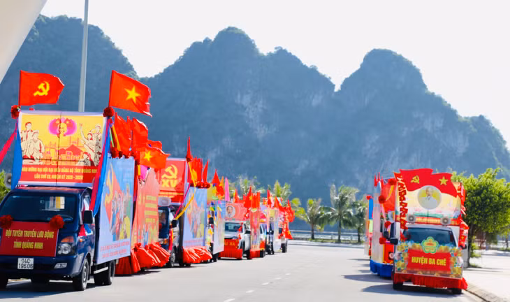Các xe sẵn sàng vào nơi tập kết