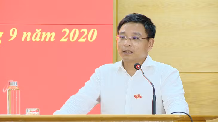 Đồng chí Nguyễn Văn Thắng, Phó Bí thư Tỉnh ủy, Chủ tịch UBND tỉnh, Trưởng Đoàn Đại biểu Quốc hội tỉnh thông báo với cử tri về tình hình phát triển kinh tế - xã hội tỉnh trong 9 tháng đầu năm 2020