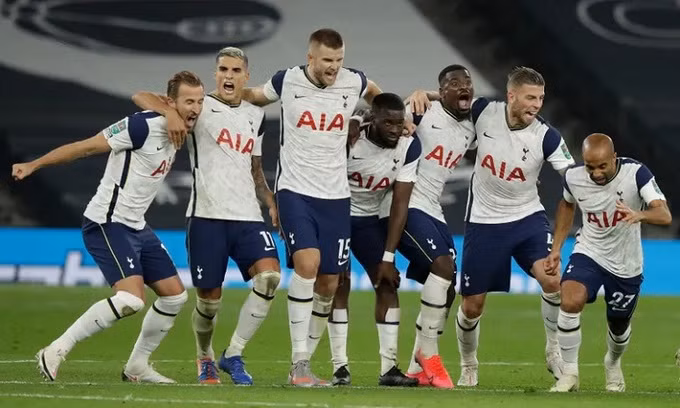 Cầu thủ Tottenham vui mừng sau khi giành chiến thắng kịch tính. Ảnh: Reuters.