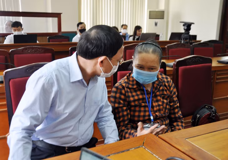 Đồng chí Bí thư Tỉnh ủy trao đổi với các hộ dân khu 5, phường Hà Lầm, TP Hạ Long 
