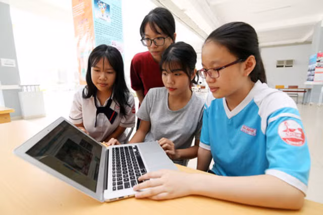 Nhiều chuyên gia cho rằng, việc thi trên máy tính là xu thế tất yếu. (Ảnh: Dân trí)