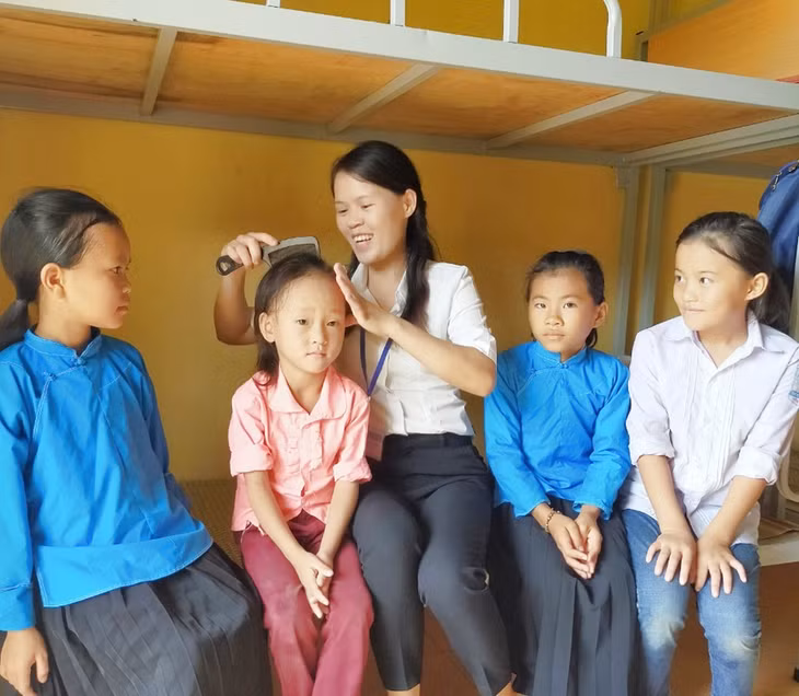 Cô Lành chăm chút, hướng dẫn học sinh 