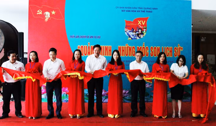 Đại biểu cắt băng khai mạc triển lãm.