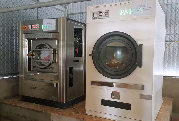 Một bộ máy giặt, máy sấy do Công ty thiết bị y tế Hà Tĩnh bán cho các bệnh viện. Ảnh: Đức Hùng