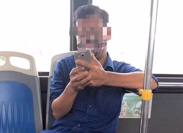 Hình ảnh người đàn ông nhổ nước bọt vào nữ phụ xe khi bị nhắc nhở đeo khẩu trang