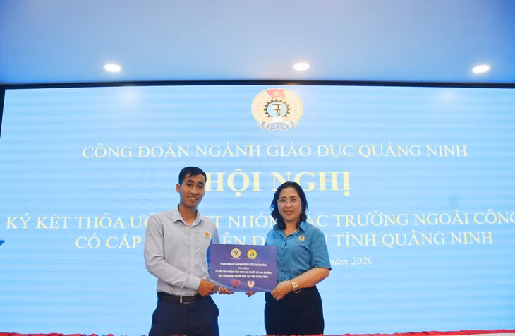 Ông Nguyễn Văn Nhật, Giám đốc Công ty TNHH Medlatec Quảng Ninh trao tặng 10.000 xét nghiệm tầm soát ung thư Vú và ung thư Gan cho Công đoàn ngành Giáo dục Quảng Ninh.