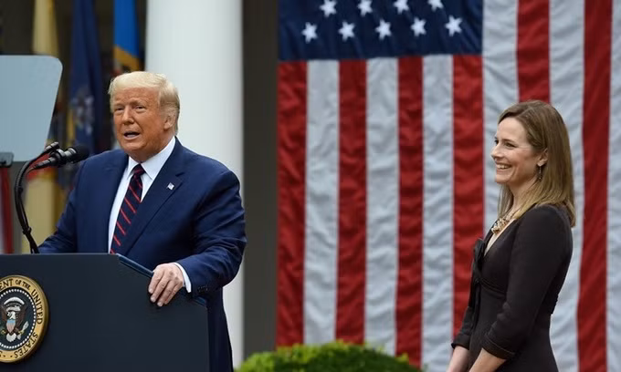 Trump và thẩm phán Barrett trong lễ công bố đề cử ở Vườn Hồng Nhà Trắng hôm 26/9. Ảnh: AFP.