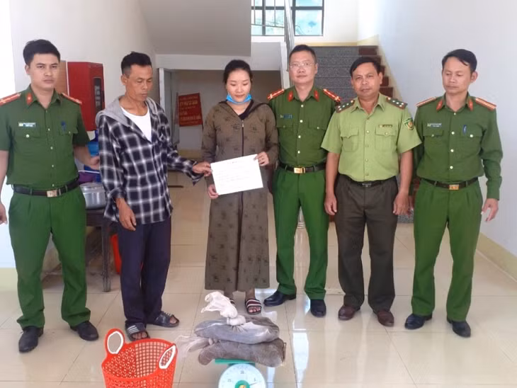 Hai đối tượng cùng tang vật (Ảnh: C.A)