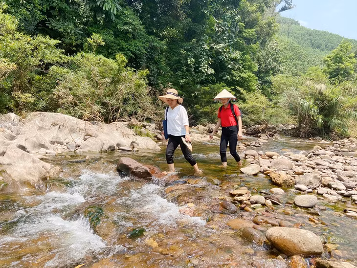 Cô Thanh (bên trái) cùng đồng nghiệp 