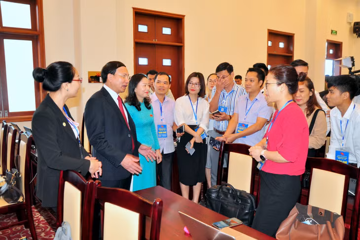 Đồng chí Nguyễn Xuân Ký, Bí thư Tỉnh ủy khóa XIV, Chủ tịch HĐND tỉnh trực tiếp tới thăm, trò chuyện, động viên các nhà báo, phóng viên tác nghiệp tại Trung tâm Báo chí của Đại hội.