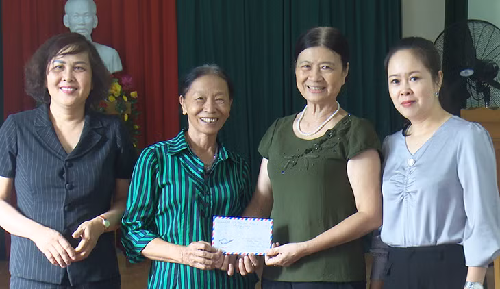 Từ kinh phí thu từ rác thải, chị em phụ nữ khu 3, phường Quang Trung đã có điều kiện hỗ trợ hội viên gặp khó khăn.