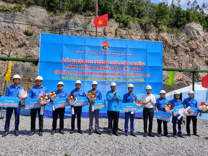 Ban Lãnh đạo Công ty than Uông Bí TKV khen thưởng cho các tập thể, cá nhân