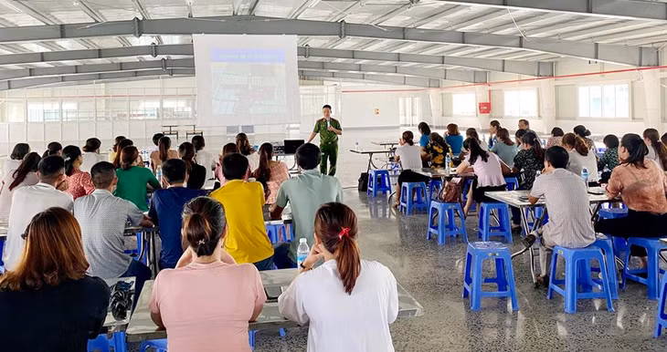 Cán bộ Phòng Cảnh sát Ma túy (Công an tỉnh) tuyên truyền về công tác tội phạm, ma túy, mại dâm vi phạm pháp luật cho CNLĐ tại KCN Việt Hưng (TP Hạ Long). 