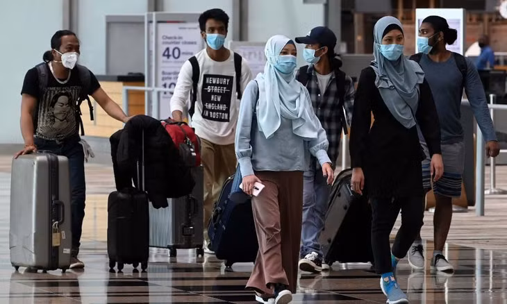 Các hành khách tại sân bay quốc tế Changi, Singapore, hôm 11/9. Ảnh: AFP.