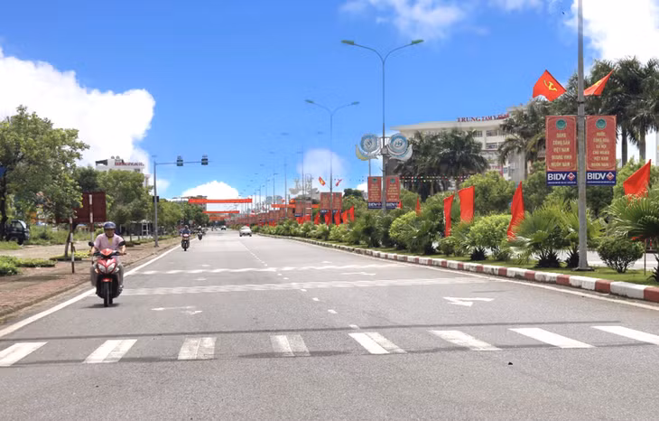 Thị trấn Quảng Hà (Hải Hà) rực rỡ cờ hoa chào mừng Đại hội Đảng bộ tỉnh làn thứ XV.