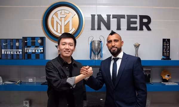 Vidal (phải) là tân binh thứ tư của Inter trong hè 2020, sau Vagiannidis, Kolarov và Males. Ảnh: Inter FC.