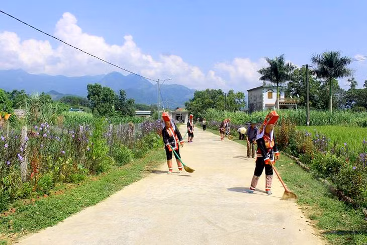 Bà con xã Quảng Sơn (Hải Hà) dọn dẹp vệ sinh đường thôn, bản để chào mừng Đại hội.