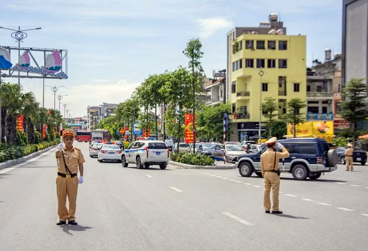 Tại tất cả các trục đường chính trên địa bàn TP Hạ Long, lực lượng CSGT được tăng cường quân số, phối hợp với các lực lượng chức năng khác đảm bảo ATGT, phục vụ Đại hội.