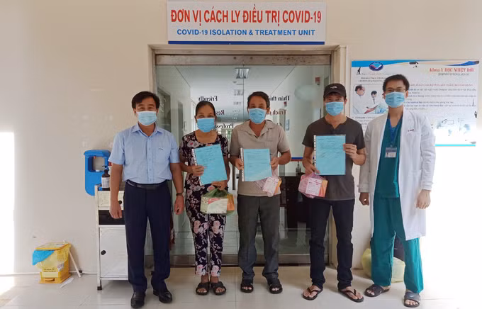Ba bệnh nhân xuất viện tại Bệnh viện Trung ương Đa khoa Quảng Nam sáng 19/9. Ảnh: Đắc Thành.