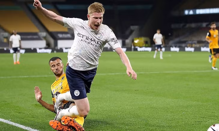 De Bruyne làm khổ hàng thủ Wolves ở vòng hai Ngoại hạng Anh. Ảnh: PA