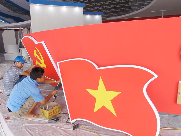 Các đơn vị đang thi công chuẩn bị cho Triển lãm thành tựu kinh tế - xã hội tỉnh Quảng Ninh, tại khuôn viên Trung tâm Tổ chức hội nghị tỉnh. Ảnh chụp sáng 18/9/2020.