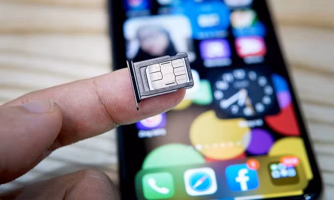 Thẻ sim dùng chip cũ được cho là nguyên nhân gây nóng iPhone khi lên iOS 14. Ảnh: Lưu Quý