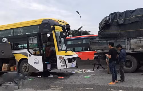 Hiện trường vụ tai nạn khiến tài xế xe khách tử vong.
