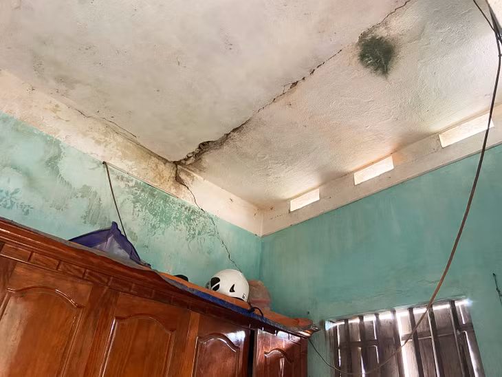 Phía trần nhà của anh Đỗ Văn Tứ (thôn 7, xã Hạ Long, huyện Vân Đồn) nứt dài, mất an toàn tính mạng.