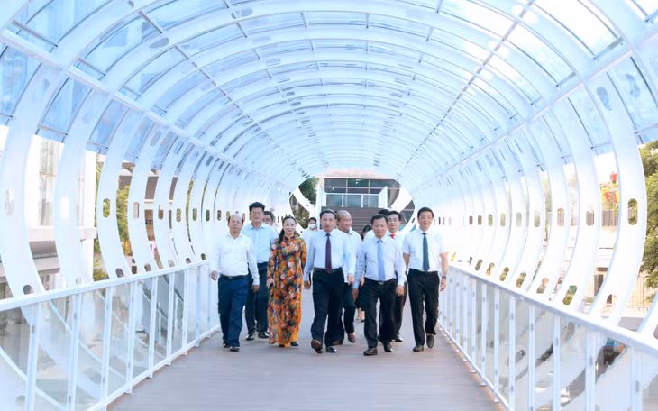 Đồng chí Nguyễn Xuân Ký, Bí thư Tỉnh ủy, Chủ tịch HĐND tỉnh cùng các đồng chí lãnh đạo tỉnh