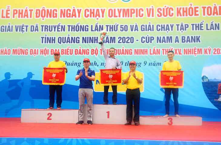 toàn đoàn Uông Bí