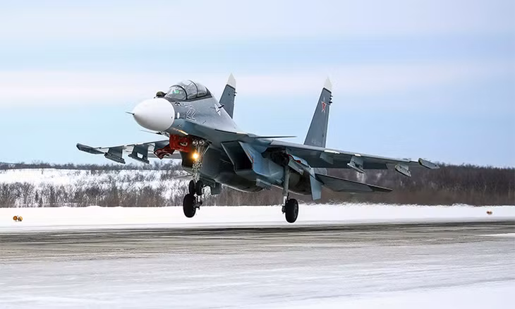 Tiêm kích Su-30SM cất cánh từ sân bay quân sự Severomorsk-3, tỉnh Murmansk, Nga, ngày 3/5. Ảnh: RIA Novosti.