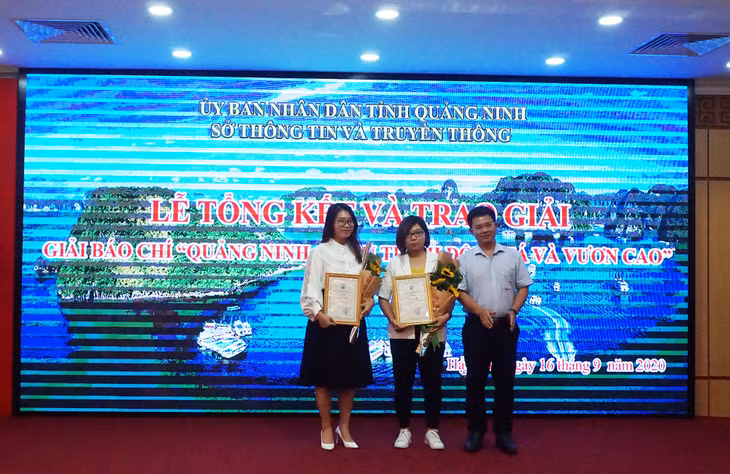 Ban tổ chức trao giải nhì các tác giả đạt giải.