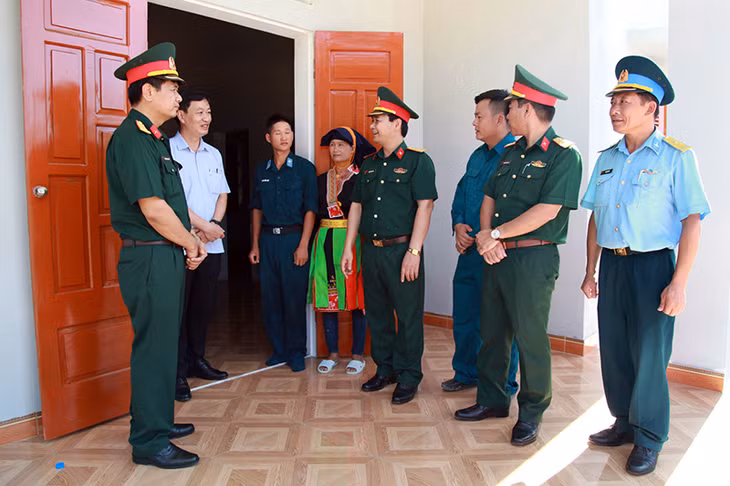 LVT TP Cẩm Phả tổ chức bàn giao “Nhà tình nghĩa”, vườn mẫu nông thôn mới cho gia đình chị Bàn Thị Xuân, thôn Đồng Mậu, xã Dương Huy, TP Cẩm Phả.