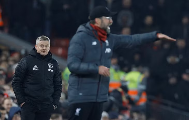 HLV Ole Gunnar Solskjaer (trái) và Klopp bên đường biên sân Anfield, khi Man Utd làm khách của Liverpool ở Ngoại hạng Anh hồi tháng 1/2020. Ảnh: Reuters.