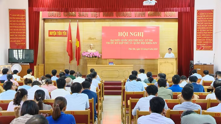 Đồng chí Nguyễn Văn Thắng, Phó Bí thư Tỉnh ủy, Chủ tịch UBND tỉnh, Trưởng Đoàn Đại biểu Quốc hội tỉnh tiếp xúc cử tri tại huyện Tiên Yên