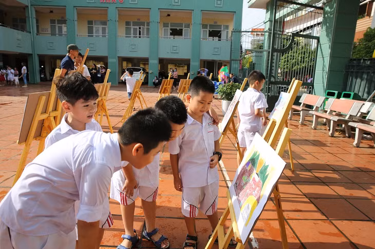 Niềm vui, sự thích thú của các em học sinh khi được xem các bức tranh do chính các bạn mình vẽ.