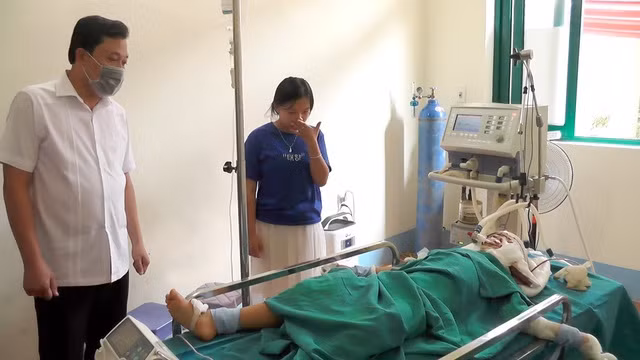 Lãnh đạo huyện Yên Minh thăm hỏi sức khỏe cháu Ly Mí S.